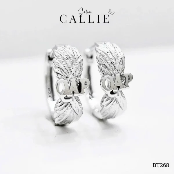 BT268 - Khoen Tai Bạc Thiết Kế Callie Silver Đôi Cánh Kèm Chữ