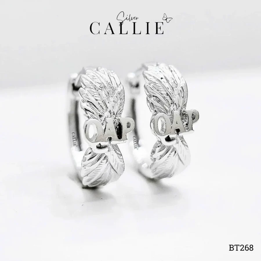 BT268 - Khoen Tai Bạc Thiết Kế Callie Silver Đôi Cánh Kèm Chữ