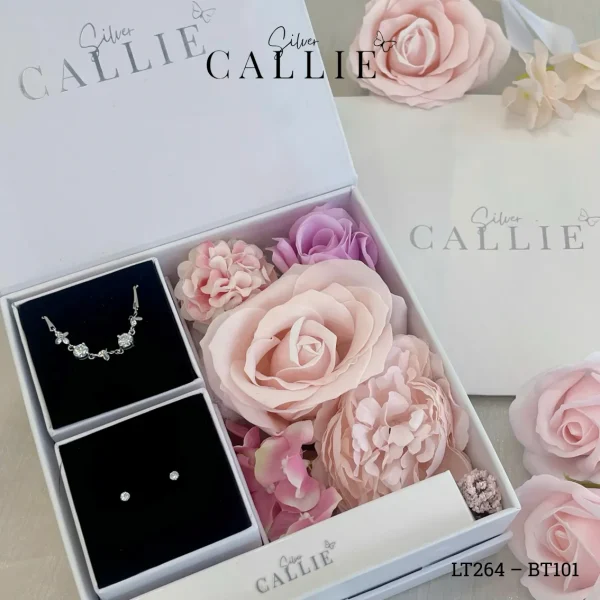 Bộ Quà Tặng Trang Sức Bạc Callie Silver Cỏ 4 Lá Moissanite Kèm Hộp Hoa
