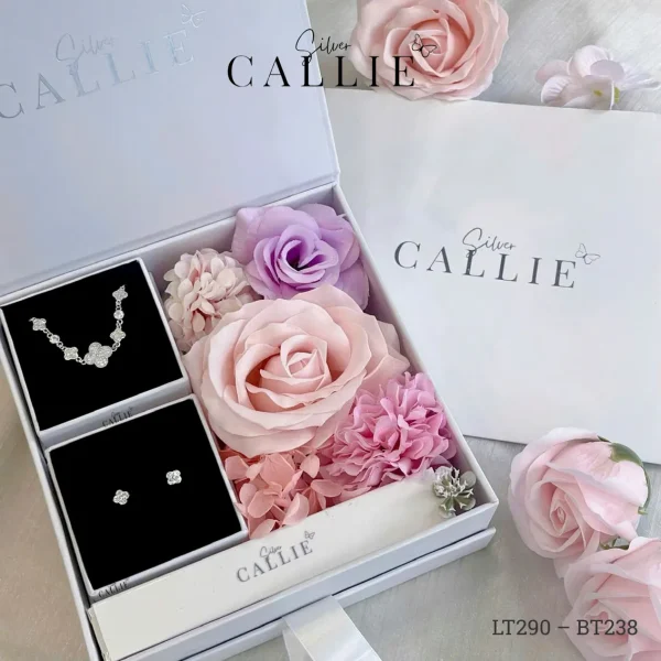 Bộ Quà Tặng Trang Sức Bạc Callie Silver Cỏ 4 Lá Đính Đá Kèm Hộp Hoa
