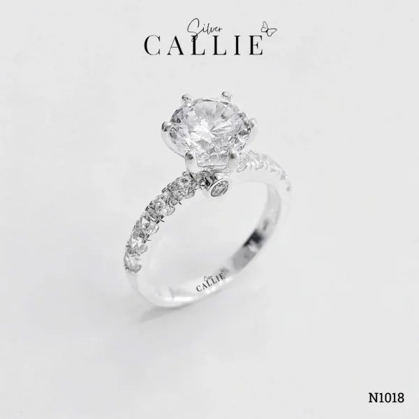 N1018 - Nhẫn bạc Callie Silver xi kim viên chủ 8li 2 bên đính đá