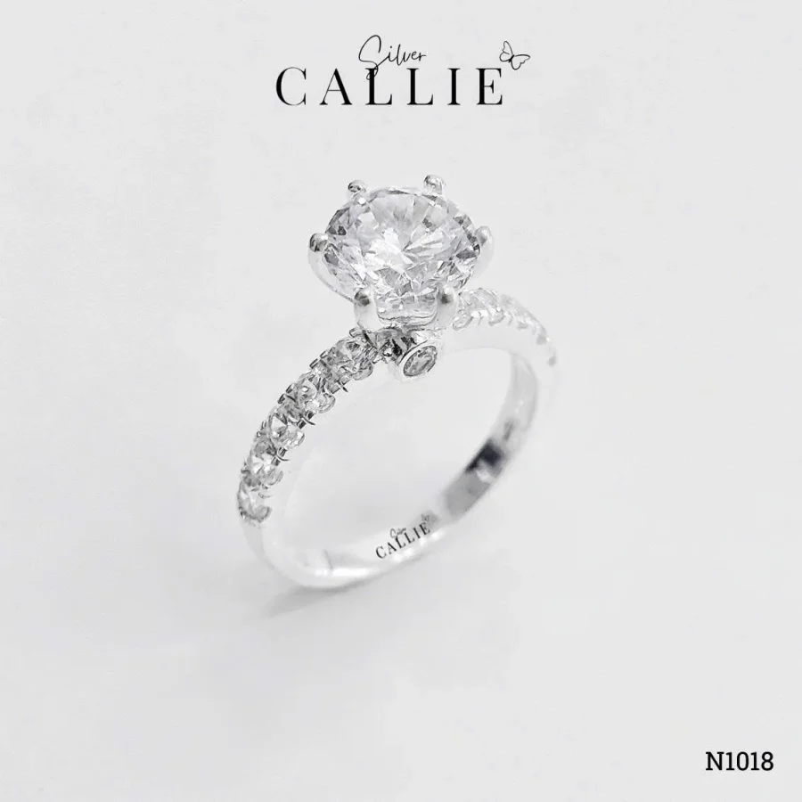 N1018 - Nhẫn bạc Callie Silver xi kim viên chủ 8li 2 bên đính đá
