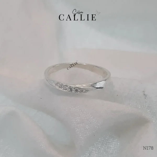 N178 - Nhẫn bạc Callie Silver 1 hàng đá xoắn