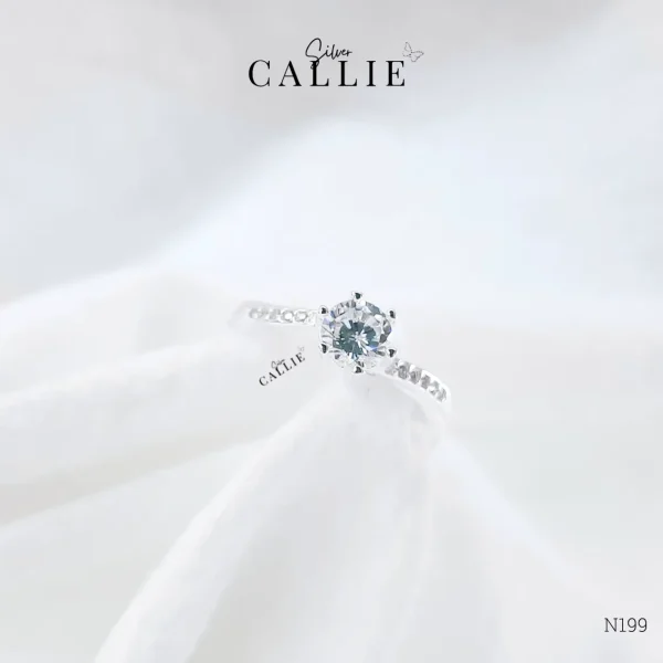 N199 - Nhẫn bạc Callie Silver viên chủ đá 1 hàng đá chéo