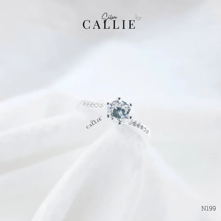 N199 - Nhẫn bạc Callie Silver viên chủ đá 1 hàng đá chéo