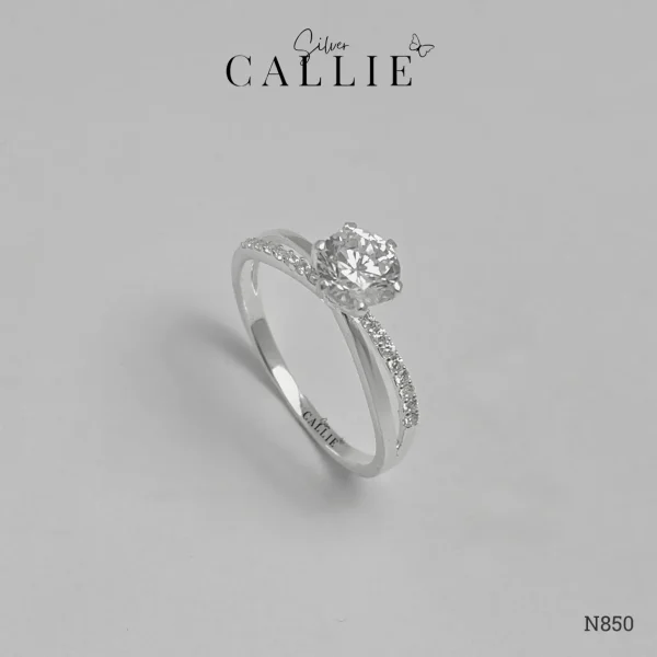 N850 - Nhẫn bạc Callie Silver 1 viên chủ đai chéo đính đá