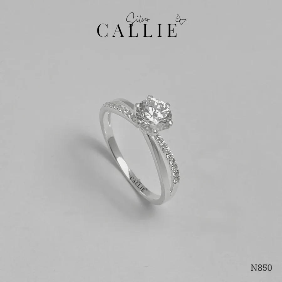 N850 - Nhẫn bạc Callie Silver 1 viên chủ đai chéo đính đá