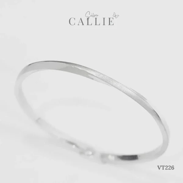 VT226 - Vòng tay bạc Callie Silver xi kim trơn xoắn 1 đường cát